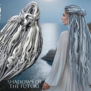 Op de afbeelding: Een vrouw met lange, grijze en witte dreadlocks, gestyled in een half opgestoken kapsel. De afbeelding toont een close-up van de dreadlocks en een vrouw met vergelijkbaar haar. De tekst "Shadows of the Future" staat onderaan. Het Dreads Forest-logo staat linksboven.