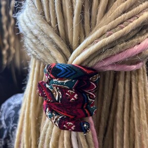 Spiralformad slips i bomull med dreadlocks, rött Bardot-mönster (67 cm)