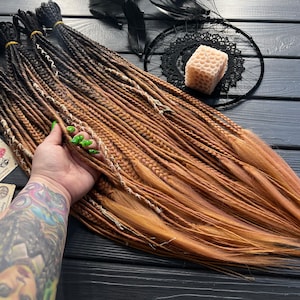 Dünne, gedrehte synthetische Dreads + Fischschwanz-Zöpfe, Ombre-Mischung, Schwarz auf Honig + Schwarz, viktorianisch, rosa erdbeerblond Boho