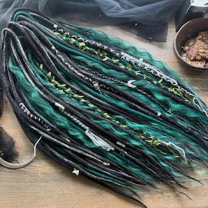 Dreadlocks Ombrés Noir, Blanc et Émeraude : Extensions bouclées en laine DE/SE, Locs Vert Forêt