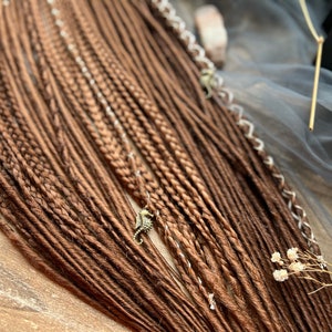 Dreadlocks Châtain Rouille | Tresses fines torsadées, perles hippocampiques, style bohème