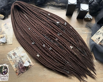 Conjunto de dreads de micro lã ultrafinos e supermacios em um tom castanho terroso intenso.