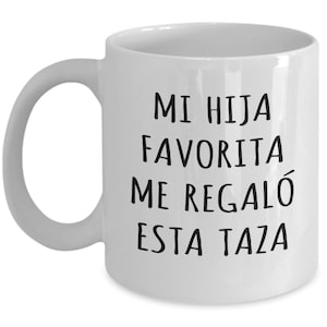 Pu&ograve; includere: Una tazza da caff&egrave; in ceramica bianca con testo nero che dice "Mi hija favorita me regal&oacute; esta taza".