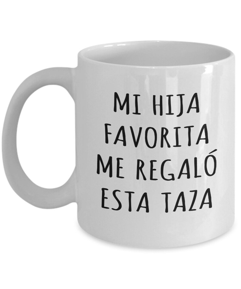 Pu&ograve; includere: Una tazza da caff&egrave; in ceramica bianca con testo nero che dice "Mi hija favorita me regal&oacute; esta taza".