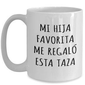 Pu&ograve; includere: Una tazza da caff&egrave; in ceramica bianca con testo nero che dice "Mi hija favorita me regal&oacute; esta taza".