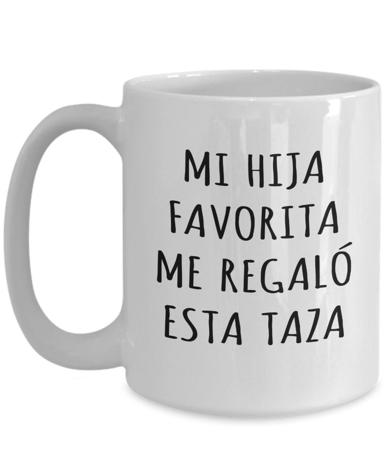 Pu&ograve; includere: Una tazza da caff&egrave; in ceramica bianca con testo nero che dice "Mi hija favorita me regal&oacute; esta taza".