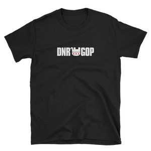 Peut inclure: T-shirt à manches courtes noire avec du texte blanc qui dit "DNR GOP" et un graphique rouge et blanc d'une main faisant un poing.