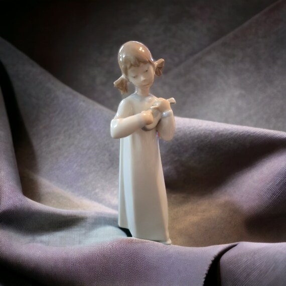 Vintage Lladro Porcelain Figurine: Girl with Guitar, Home Decor