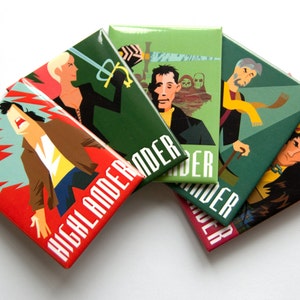 Könnte beinhalten: Fünf farbige quadratische Knöpfe mit dem Wort "HIGHLANDER" darauf gedruckt. Jeder Knopf zeigt einen anderen Charakter aus der Highlander-Fernsehserie.