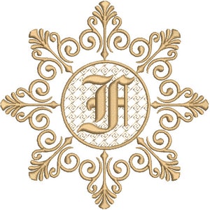 Puede incluir: Un monograma decorativo de color dorado con la letra "F" en una fuente estilizada. La letra está rodeada por un diseño circular con un patrón geométrico y un borde decorativo. El monograma está sobre un fondo blanco.