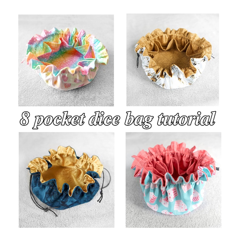 Op de afbeelding: Vier verschillende stoffen dobbelstenen zakken, elk met acht vakjes. De zakken zijn gemaakt van verschillende stoffen en kleuren, waaronder blauw, roze, goud en wit. Alle zakken zijn gesloten en hebben een trekkoord sluiting. De tekst "8 pocket dice bag tutorial" is geschreven in zwarte letters op een witte achtergrond.