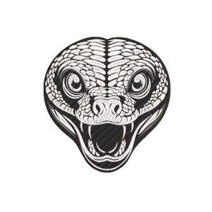 Może przedstawiać: Czarno-biała haftowana naszywka przedstawiająca głowę węża z otwartą paszczą i kłami. Oczy węża są białe z czarnymi źrenicami.