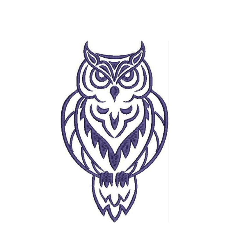 Puede incluir: Una ilustraci&oacute;n de l&iacute;nea de arte p&uacute;rpura de un b&uacute;ho con las alas extendidas. El b&uacute;ho est&aacute; mirando hacia adelante con los ojos cerrados.