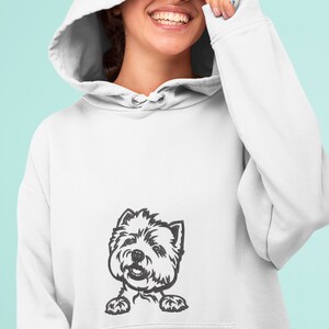 K&ouml;nnte beinhalten: Wei&szlig;er Hoodie mit einer schwarz-wei&szlig;en Illustration eines West Highland White Terriers, der aus der Tasche schaut.