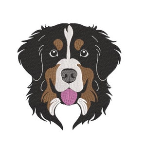 Puede incluir: Un perro de montaña bernés con pelo negro, marrón y blanco. El perro tiene la lengua rosa que sobresale y mira directamente al espectador.