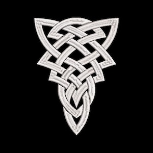 Könnte beinhalten: Ein silbernes keltisches Knotendesign mit dreieckiger Form und einer spitzen Unterseite.