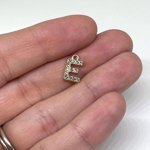 Adorno para tapón antipolvo con forma de letra de diamante para Kindle, iPhone, Samsung y teléfono (ENCHUFE NO INCLUIDO)