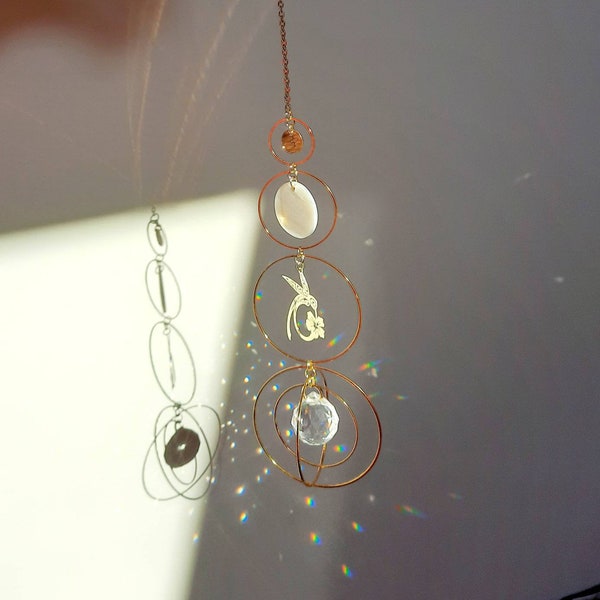 Suncatcher attrape-soleil capteur de soleil acier inoxydable doré médaille martelée nacre blanche colibri prisme de verre 20mm