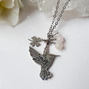 Collier PMA / fertilité / FIV désir grossesse: colibri et trèfle à quatre feuilles, pierre de lune, cristal de roche & quartz rose image 1