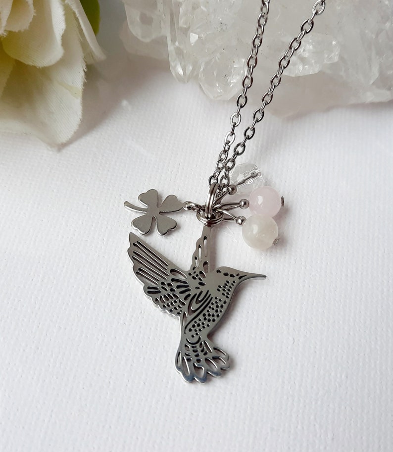 Collier PMA / fertilité / FIV désir grossesse: colibri et trèfle à quatre feuilles, pierre de lune, cristal de roche & quartz rose image 1