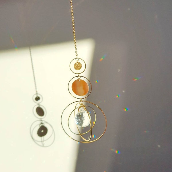 Suncatcher, attrape-soleil capteur de soleil, acier inoxydable doré, médaille martelée, nacre rose irisée, prisme de verre 20mm