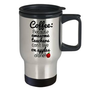 K&ouml;nnte beinhalten: Reisebecher aus Edelstahl mit schwarzem Deckel und Griff. Der Becher hat einen wei&szlig;en Hintergrund mit schwarzem Text, der "Coffee: Because awesome teachers can't live on apples alone!" lautet, mit einer roten Apfelgrafik.