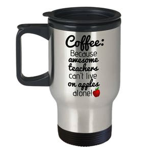 K&ouml;nnte beinhalten: Reisebecher aus Edelstahl mit schwarzem Deckel und Griff. Der Becher hat einen wei&szlig;en Hintergrund mit schwarzem Text, der "Coffee: Because awesome teachers can't live on apples alone!" lautet, mit einer roten Apfelgrafik.