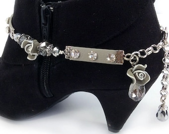 Grijze bloem, zwarte diamantkristallen, grijze leren kristallen studs, Rolo-kettingverlenger. Kristallen bedels, laarsarmband met karabijnsluiting