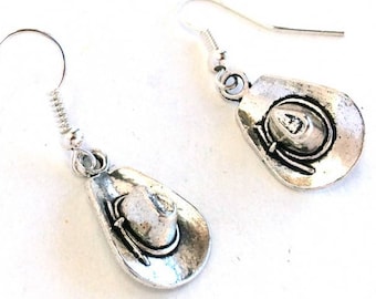 Oorbellen cowboyhoed met antiek zilverplaat, hoed heeft hoedband aan één kant gebonden, rodeo's, buckouts, paardenliefhebbers, over de stad, werk! Boho!