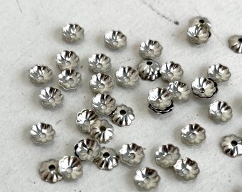144 STKS = 1 BRUTO KRAALKAPJES 5 mm verzilverd koepelvormig licht gecanneleerde of licht geribbelde kraalkapjes, mooie afstandhouders of uiteinden voor oorbellen,