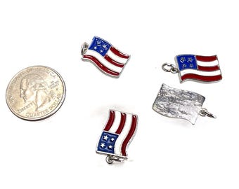 4-delige Amerikaanse vlagbedel, dik, zwaar keramiek, geschilderd in rood, wit en blauw met lusje aan punt. Geweldige oorbellen, hangers, doe-het-zelfproject!