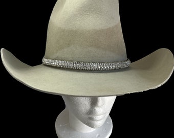 Petite bande de chapeau en cristal transparent unie sur le devant du chapeau avec cordon extensible à l'arrière. Pour taille homme/femme, rodéos, défilés, courses de barils.