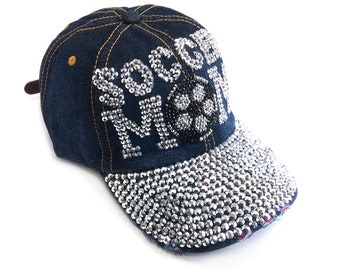 Soccer Mom Crystal-denimpet toont steun voor je kind tijdens het spelen van het spel!  Je bling is zichtbaar vanaf het voetbalveld! Toon trots!!