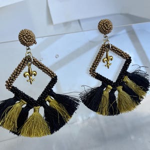 Zwartgouden kwastje Rocailles Driehoek Fleur de&#39; Lis Dangle Earring! Geweldig voor Back To School, Game Day, Support Your Team!  NOLA!