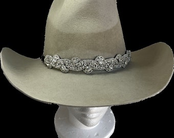 Hoedenband Wiggly Crystal langs de voorkant van de hoedenband, Stretchkoord aan de achterkant, Past op mannelijke/vrouwelijke hoeden, Bling it out, gezien worden, In Rodeos, Parades!