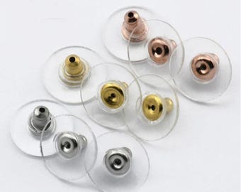 Puede incluir: Surtido de respaldos para pendientes en oro, plata y oro rosa. Los respaldos están diseñados para ser usados con pendientes de poste.