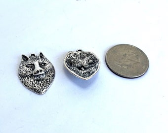 12 breloques tête de loup en métal argenté avec de la fourrure tout autour. Idéal pour les mascottes d'école, les créations artisanales de perles