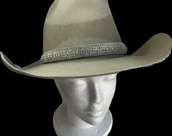 Grote hoedband heldere kristallen over de voorkant van de hoedband, elastisch koord aan de achterkant, past op hoeden voor heren/vrouwen, bling it out!  Rodeo's, parades! Boho