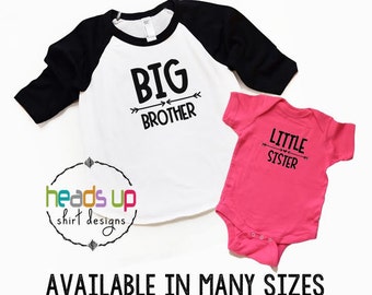 Puede incluir: Una camiseta blanca y negra de estilo raglán con las palabras "BIG BROTHER" impresas en negro, y un body rosa con "LITTLE SISTER" impreso en negro. El texto "AVAILABLE IN MANY SIZES" está en la parte inferior.