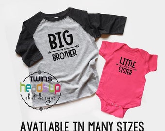 Puede incluir: Una camiseta gris y negra de estilo raglán con "BIG BROTHER" en texto negro y un body rosa con "LITTLE SISTER" en texto negro. También es visible el texto "AVAILABLE IN MANY SIZES".
