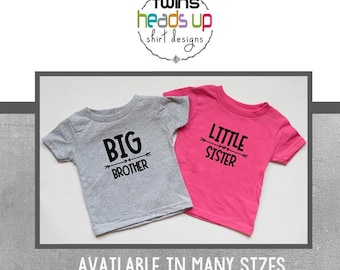 Puede incluir: Dos camisetas de manga corta para niños pequeños. Una es gris con "BIG BROTHER" impreso en negro, y la otra es rosa con "LITTLE SISTER" impreso en negro. Las camisetas se muestran sobre un fondo blanco. El texto "AVAILABLE IN MANY SIZES" está en la parte inferior.