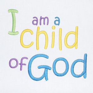 Könnte beinhalten: Gestickte Gestaltung auf weißem Stoffhintergrund. Das Design lautet "Ich bin ein Kind Gottes" in bunten Buchstaben. Die Buchstaben sind in einem einfachen, handgezeichneten Stil umrandet.