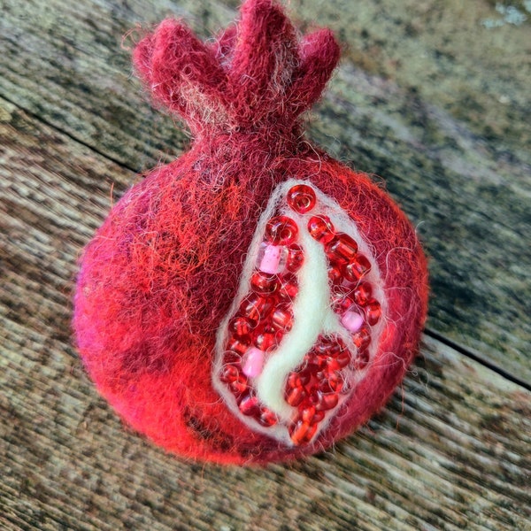 Granatapfel-Pin, Wolle gefilzt Brosche / Stift, Nadel gefilzt Stift, gefilzte Schmuck, tragbare Kunst, warmes Geschenk, Faser Kunst, rote Brosche
