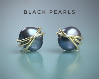 Puces d'oreilles en perles noires. Cadeau de pierre de naissance de juin. Belles perles d'eau douce paon lustrées. Un coffret cadeau et une carte d'informations Crystal sont inclus.