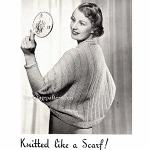 Könnte beinhalten: Schwarz-Weiß-Bild einer Frau mit einem gestrickten Schal. Der Schal ist hellfarbig mit gerippter Struktur. Der Text unten lautet "Gestrickt wie ein Schal!"