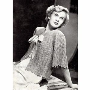 Könnte beinhalten: Ein Vintage-Strickmuster für eine gehäkelte Strickjacke mit einem gewellten Saum und einem Schleifendetail. Das Muster ist für eine Damenstrickjacke und wird an einem Modell gezeigt, das die Strickjacke trägt.