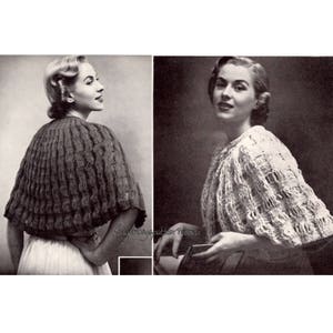 Puede incluir: Dos fotos vintage en blanco y negro de mujeres con capas de ganchillo. La capa de la izquierda es un diseño texturizado y de punto de canalé. La capa de la derecha es un diseño de encaje abierto.