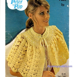 Op de afbeelding: Een haakpatroon voor een gele gehaakte cape met een strik sluiting. Het patroon is van Peter Pan en heeft nummer P239. Het patroon is voor maten 34/38 inch.