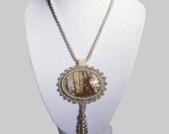 Pendentif avec grand cabochon ovale en opale matrix avec cordon