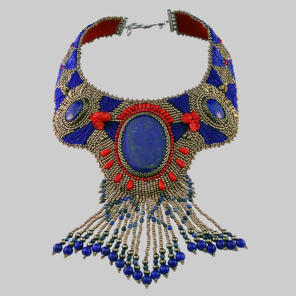 Collier plastron brodé, ras de cou, avec pierre naturelle lapis-lazuli et corail sn0018